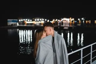 🧥 Лёгкую куртку или плед